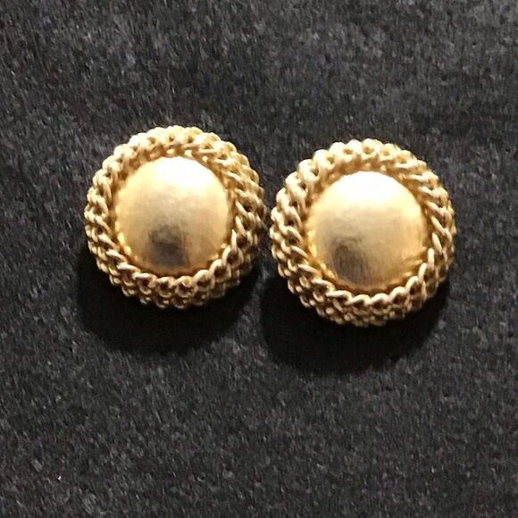 Earrings gold tone wreath Around a disk from estate sale ￼ - Picture 1 of 3